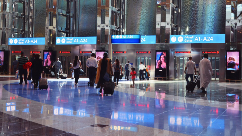 Часть застрявших в аэропорту Дубая россиян временно расселили в отелях
