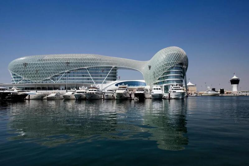 ТОП-10 отелей в ОАЭ для взрослых туристов. Инфинити-бассейны, дворецкие и другие «фишки»